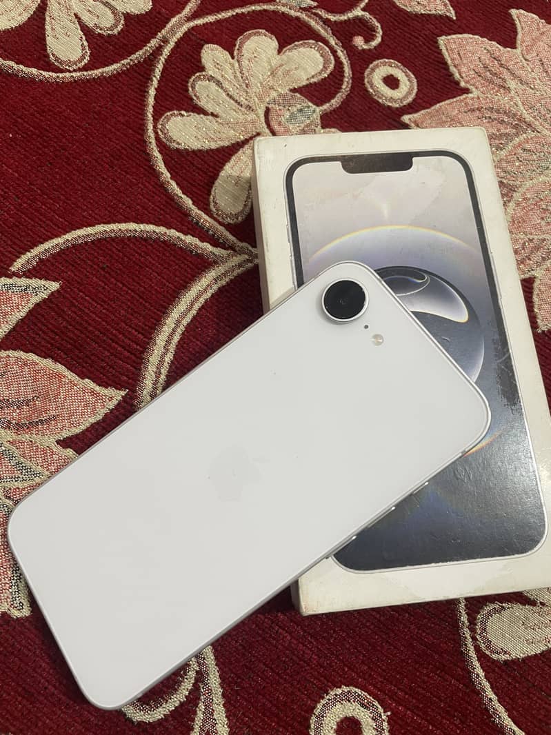 Apple iPhone 16e 7