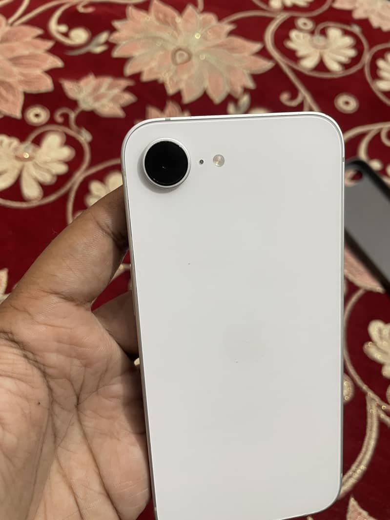 Apple iPhone 16e 8