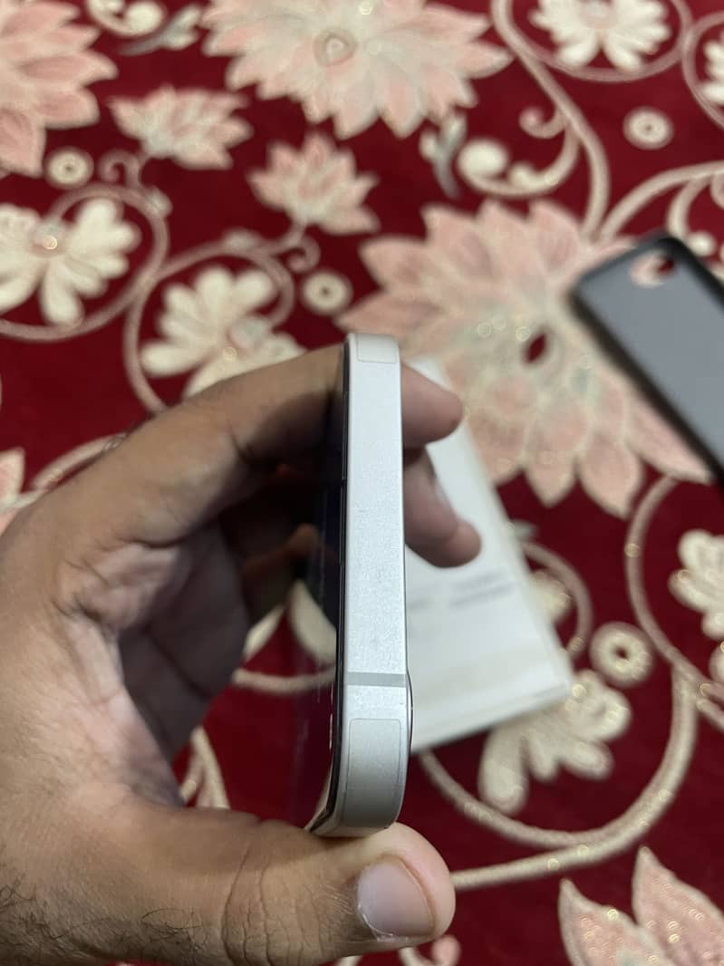 Apple iPhone 16e 10