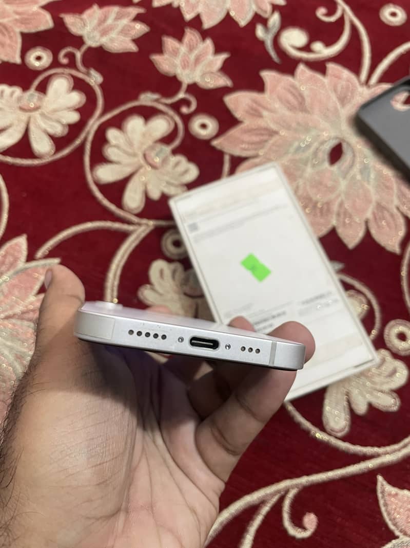 Apple iPhone 16e 11