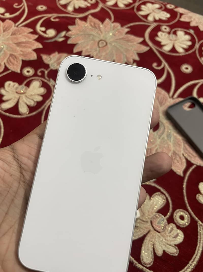 Apple iPhone 16e 16