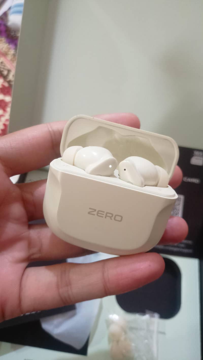 Quantum Earbuds Zero lifestyle 0