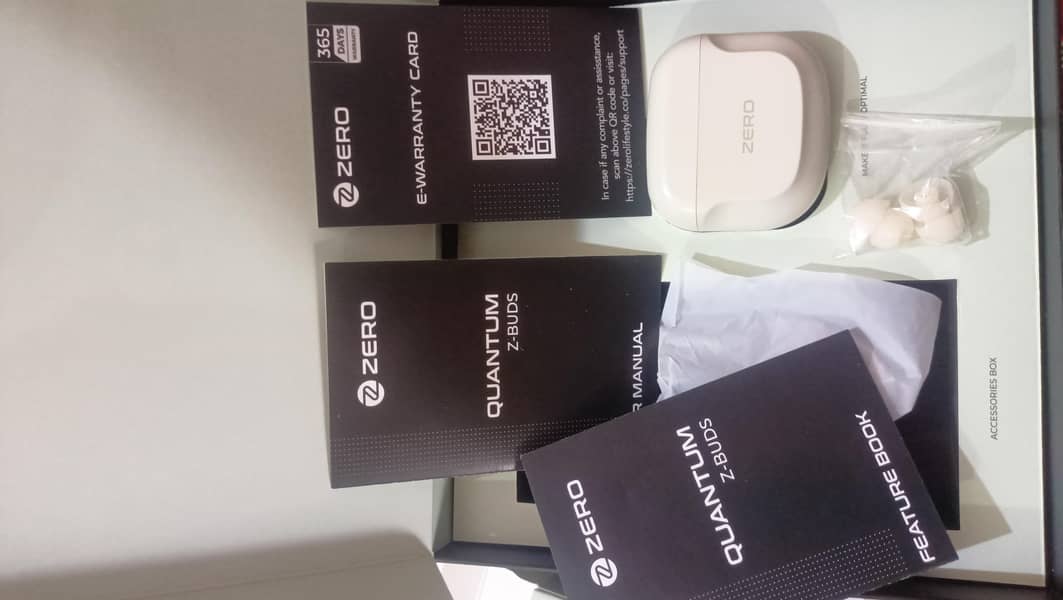 Quantum Earbuds Zero lifestyle 2