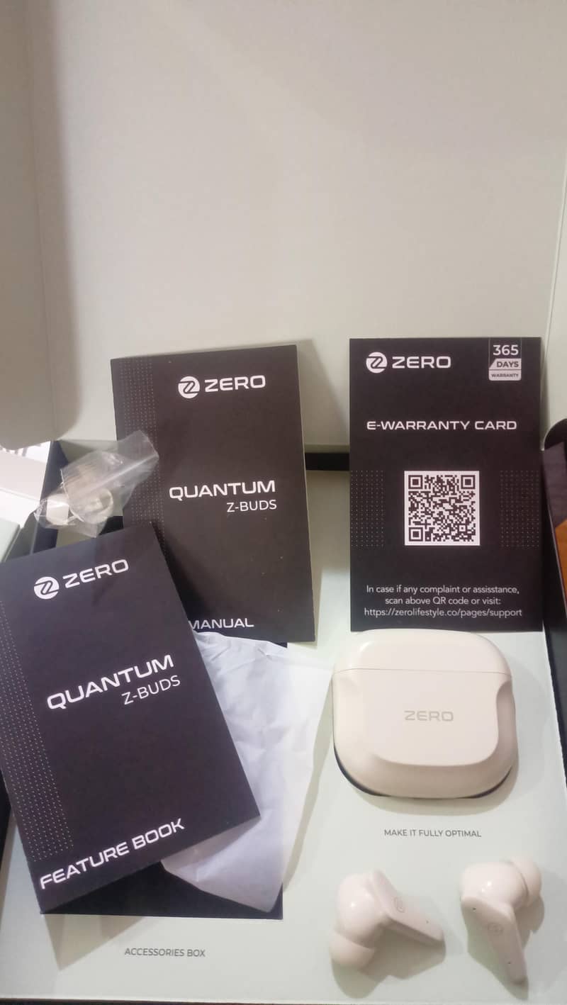 Quantum Earbuds Zero lifestyle 3