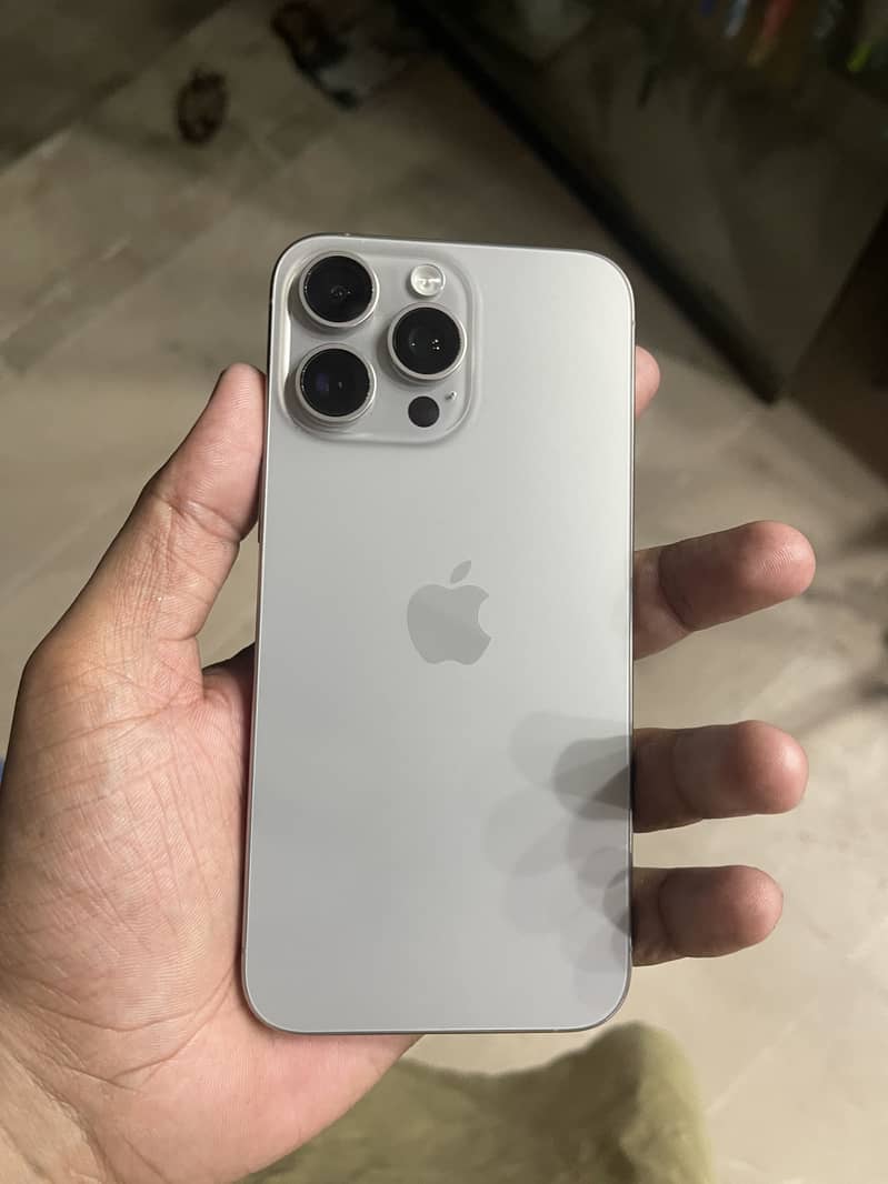 Apple iPhone 15 Pro Max 3