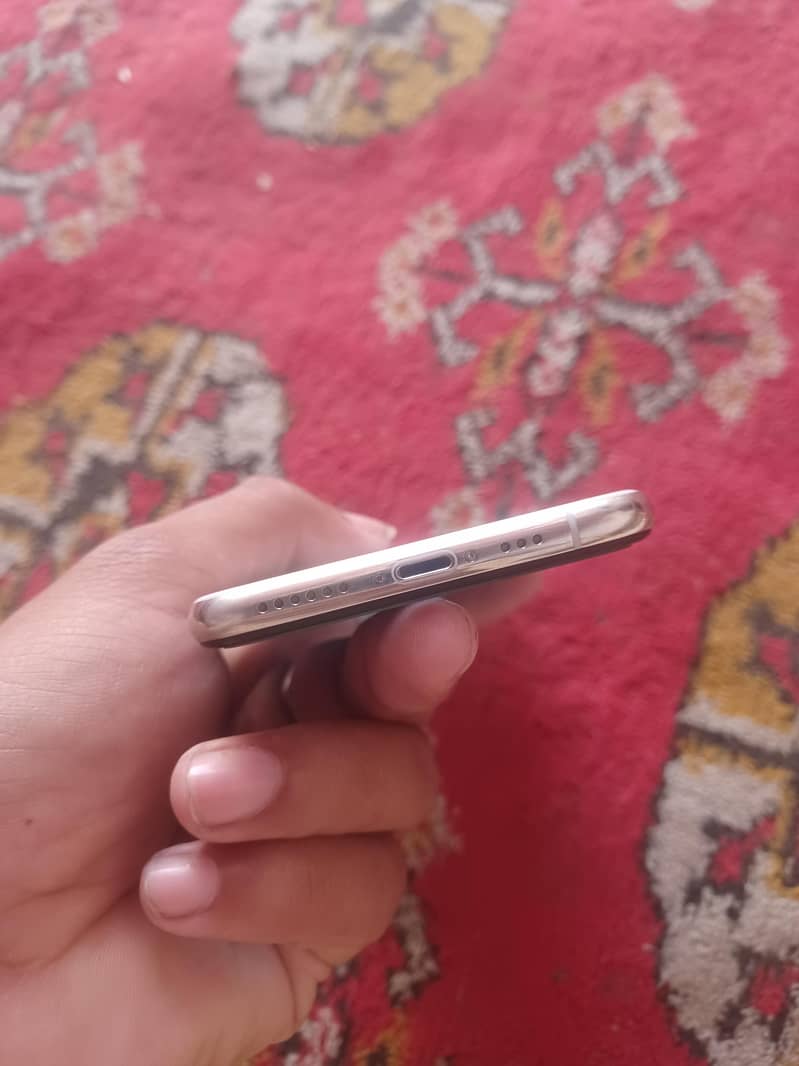 Apple iPhone XS 4