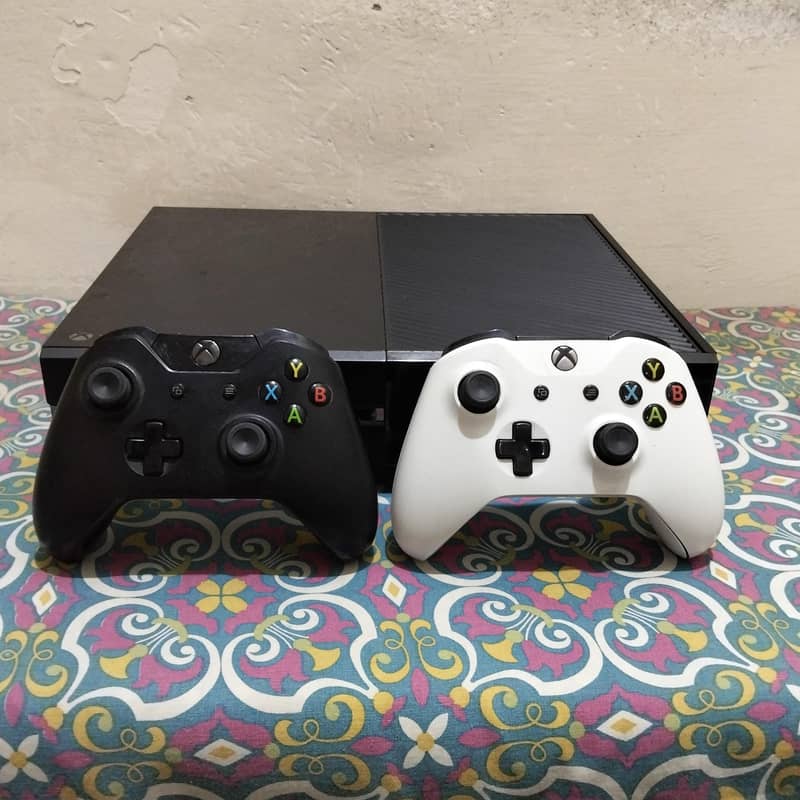 Xbox one with 2 controllers 0