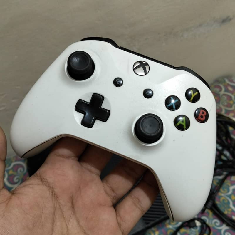 Xbox one with 2 controllers 3