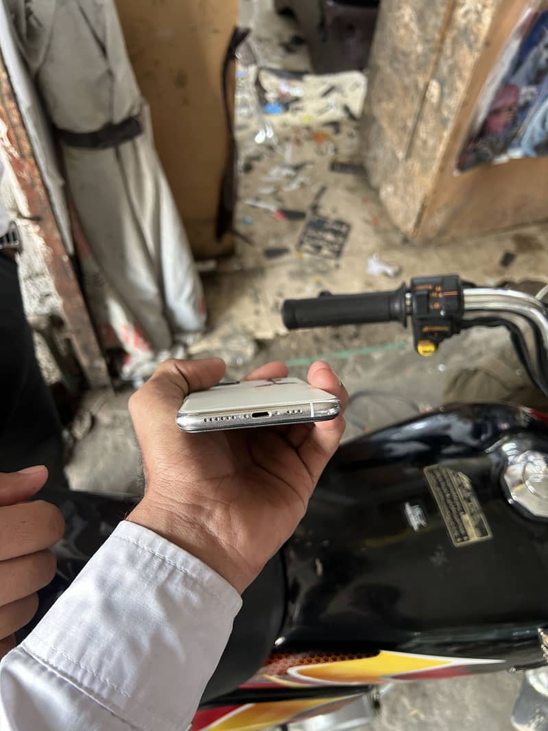 Apple iPhone 11 Pro 4
