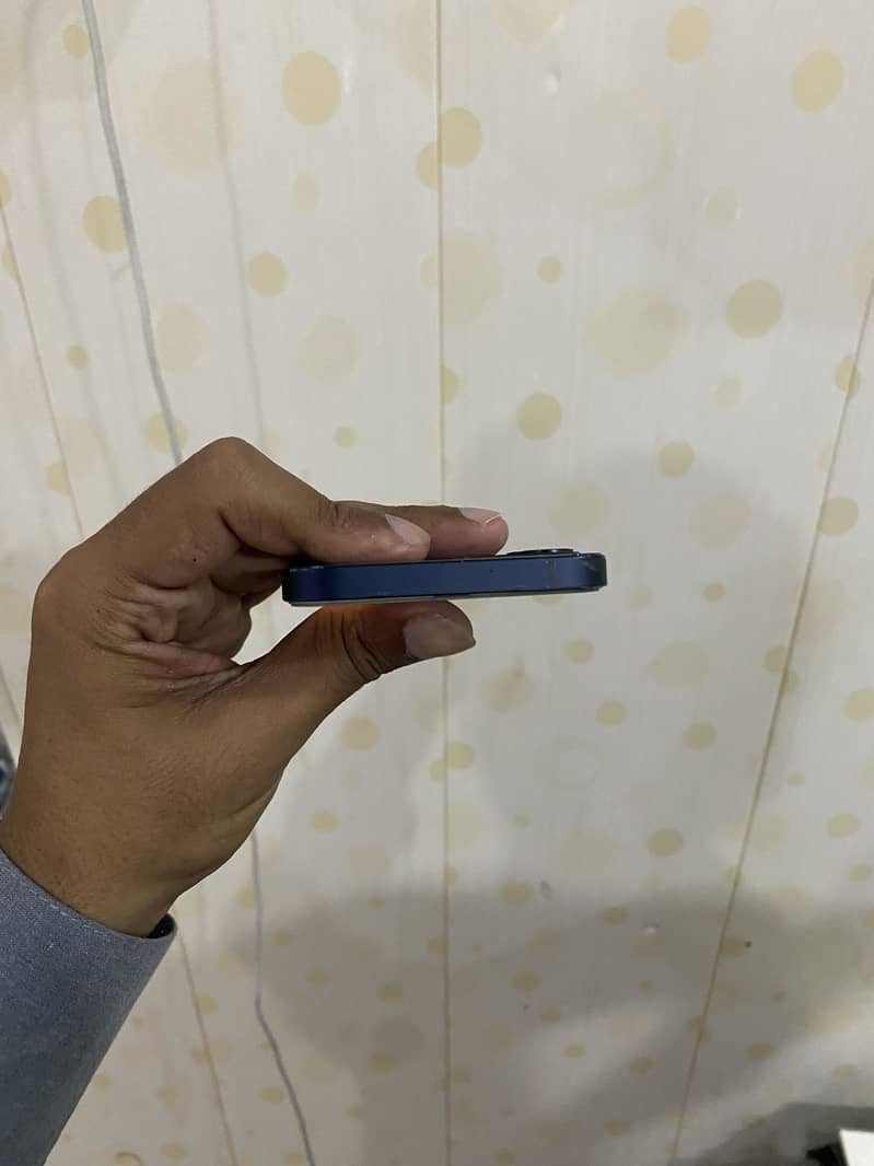 Apple iPhone 12 4