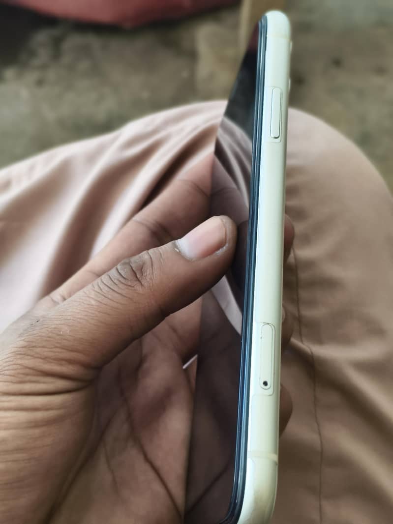 Apple iPhone 11 4