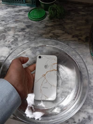 iPhone 8 hai watershed lagi hui hai 10x10 condition hai 82 battery