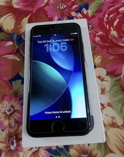 iphone SE 2022 SE 3 with box and cable
