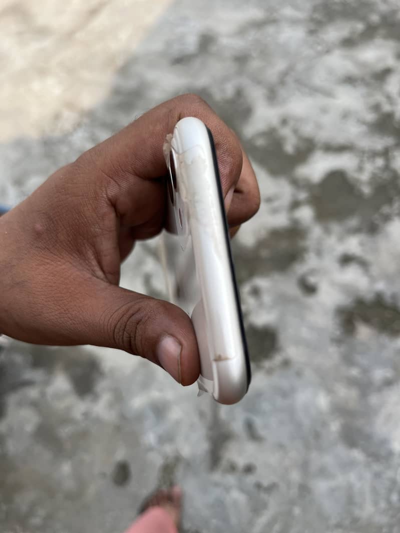 Apple iPhone 11 4