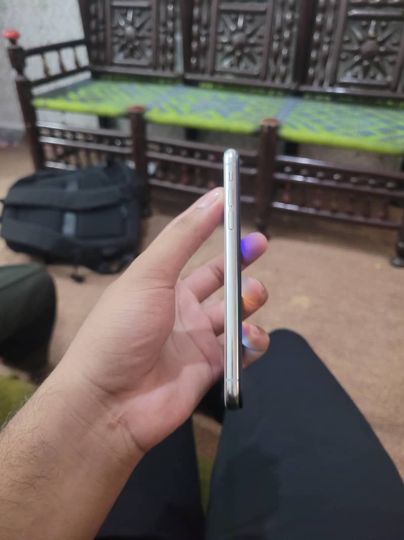 Apple iPhone X 4