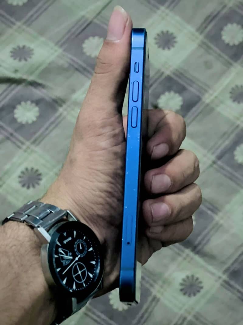 Apple iPhone 12 4