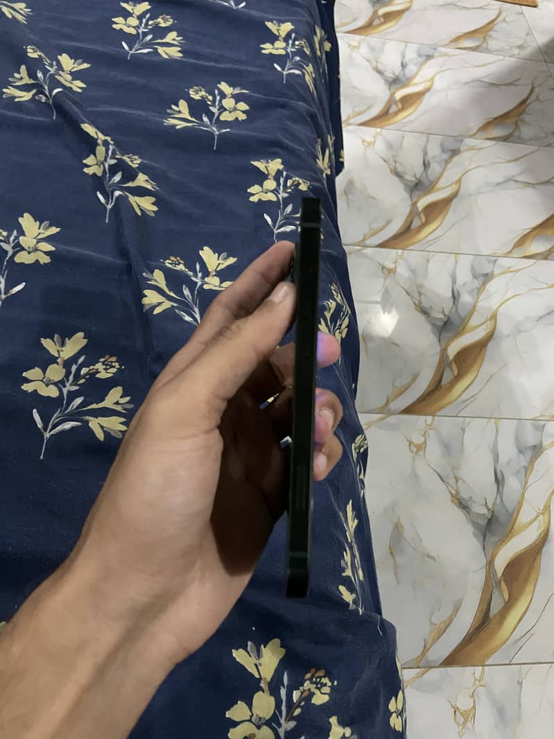 Apple iPhone 13 2