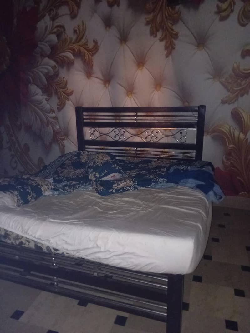 iron bed 0