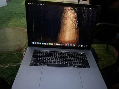 Apple MacBook Pro 2017 15-inch | Core i7, 16GB RAM | Mint Condition