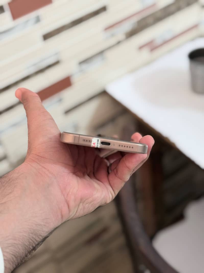 Apple iPhone 16 Pro Max 4