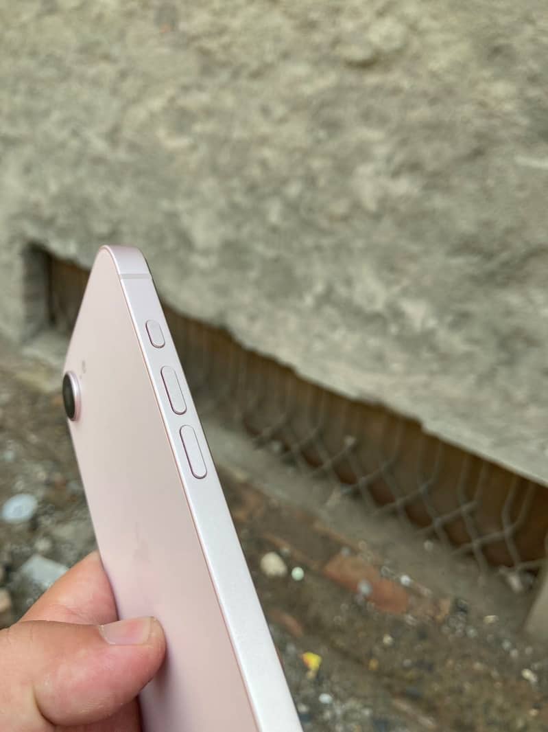 Apple iPhone 17e 1