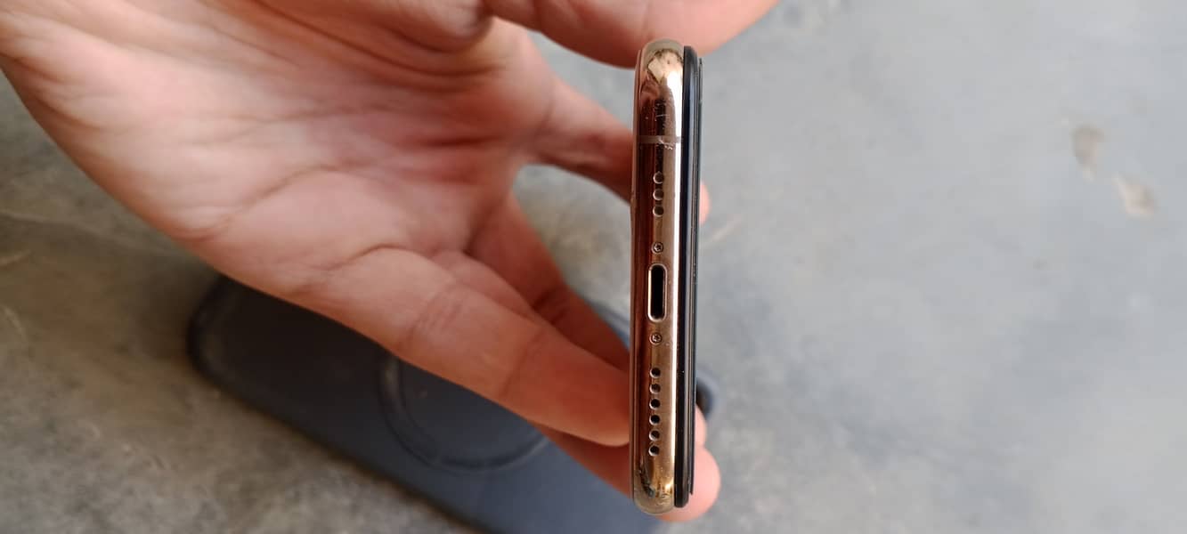 Apple iPhone XS 3