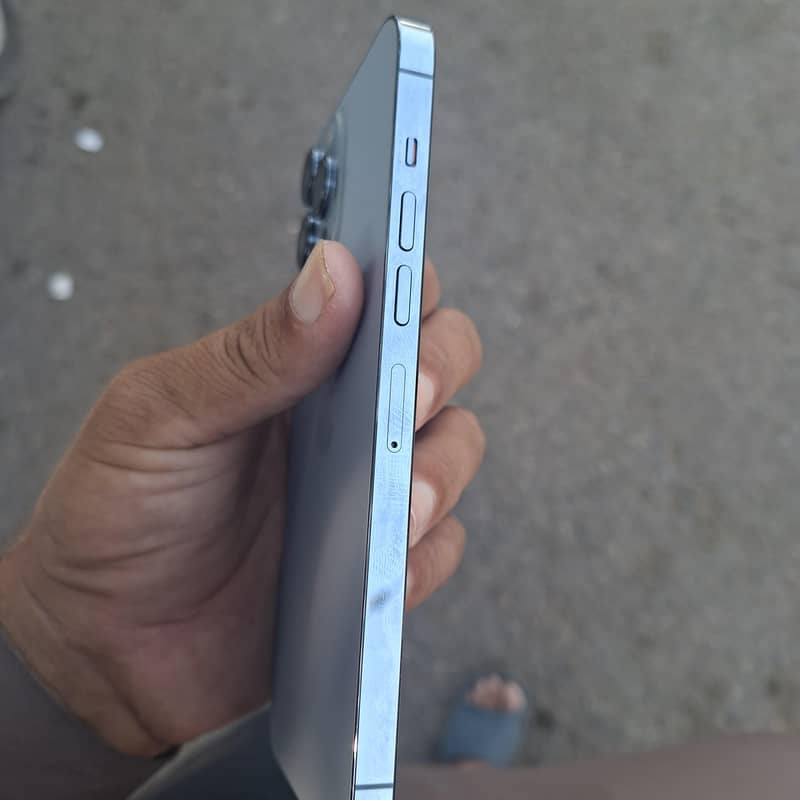 Apple iPhone 13 Pro Max 4