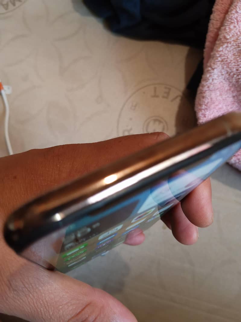 Apple iPhone XS 3