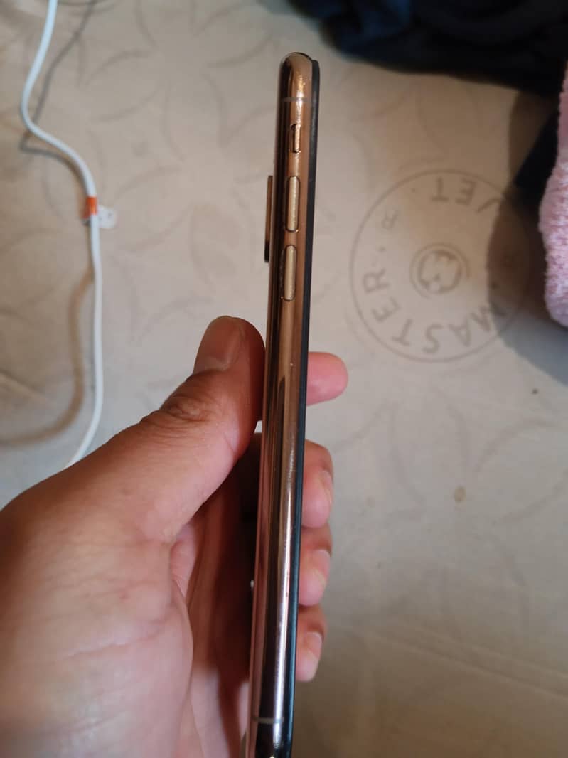 Apple iPhone XS 4