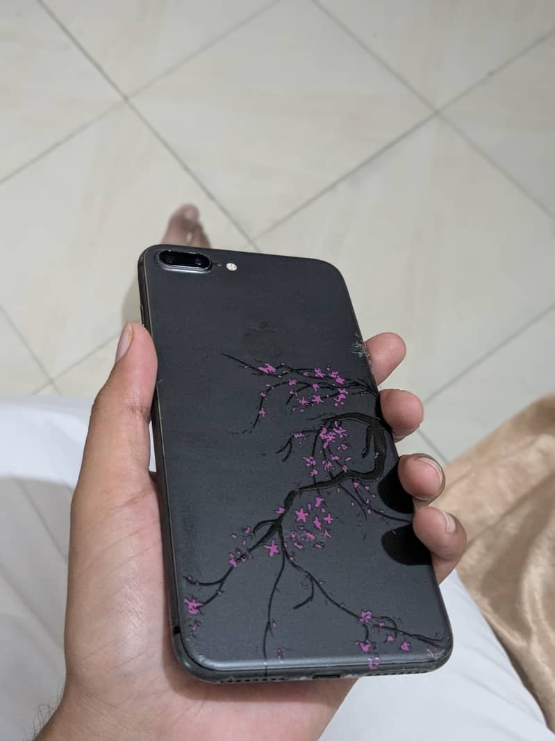Apple iPhone 8 Plus 3