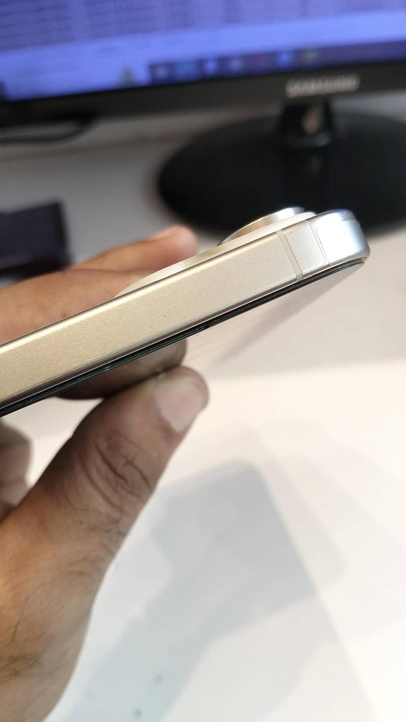 Apple iPhone 15 Pro Max 1