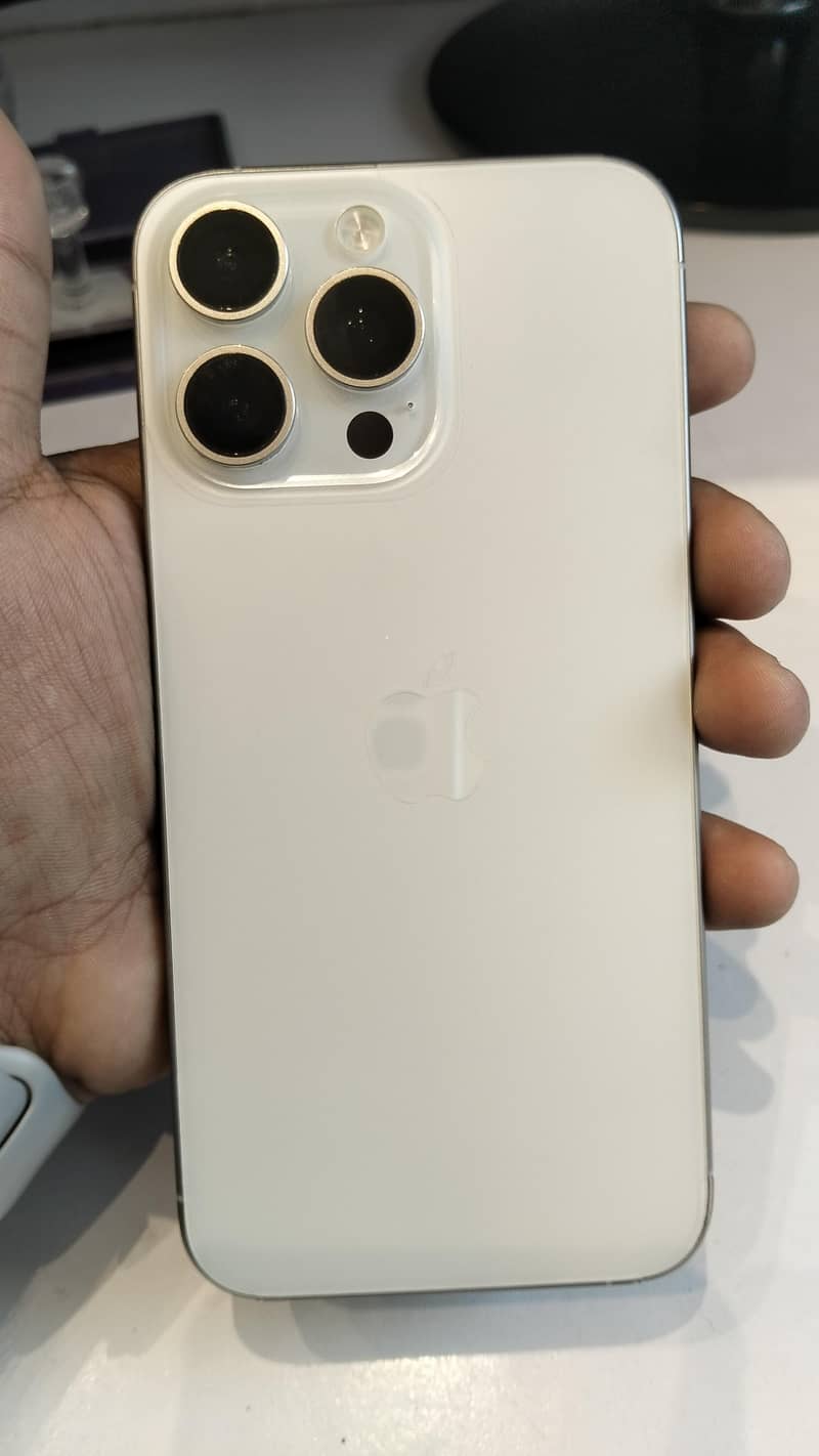 Apple iPhone 15 Pro Max 4