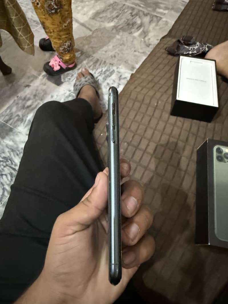 Apple iPhone 11 Pro Max 4