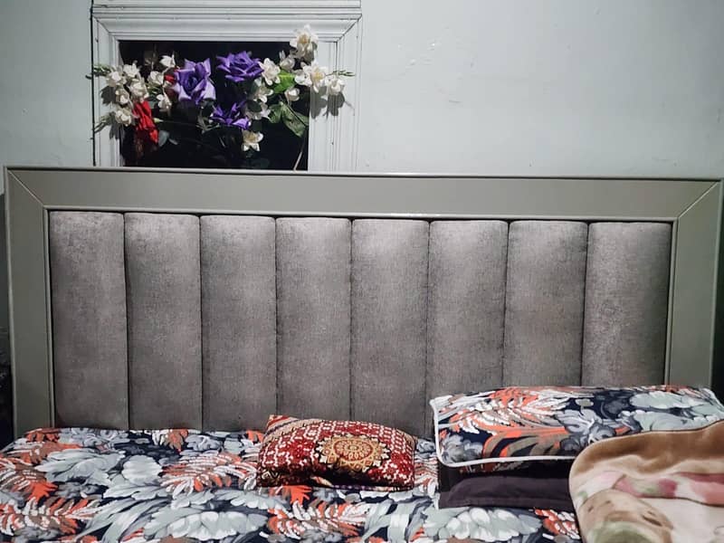 Grey bed 0