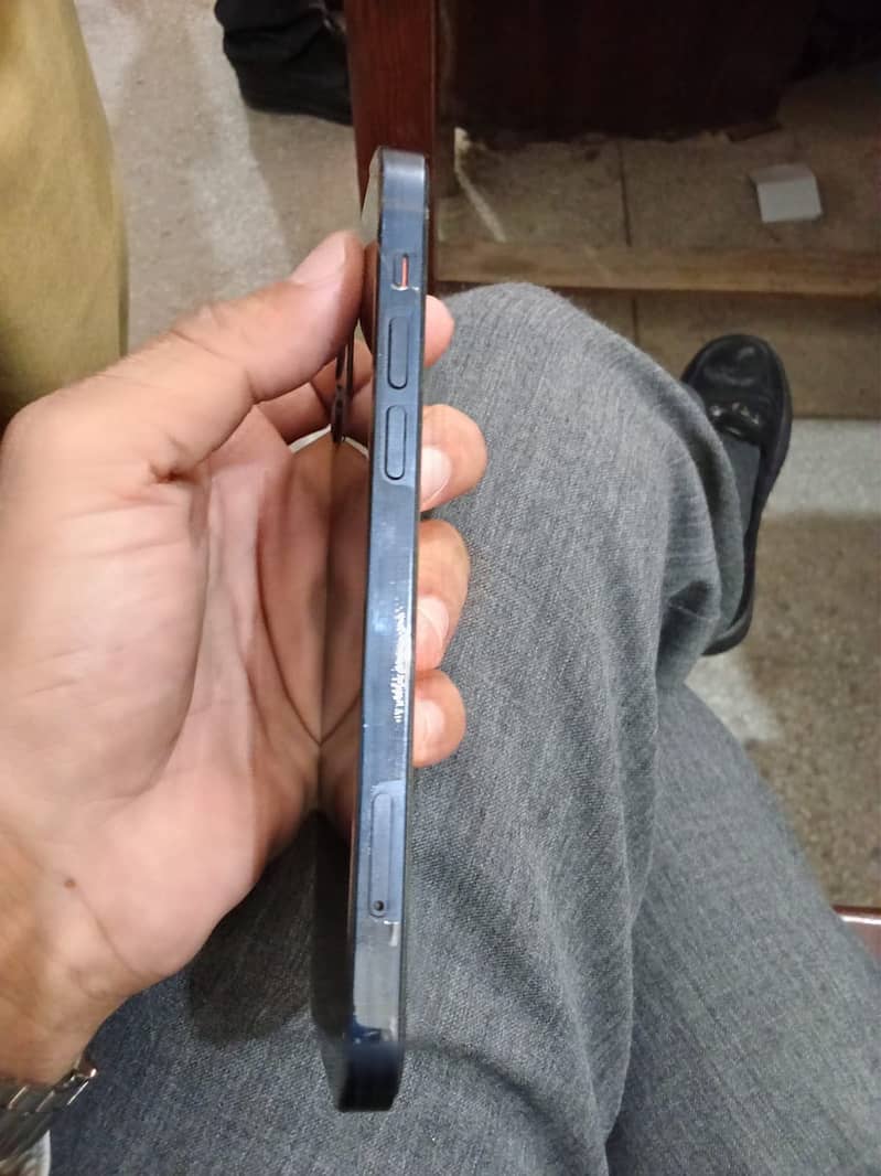 Apple iPhone 12 4