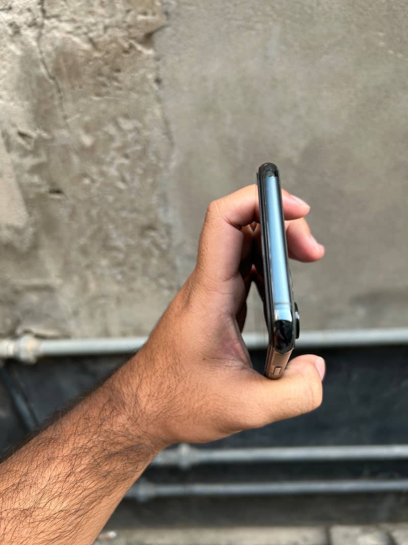 Apple iPhone 11 Pro Max 4
