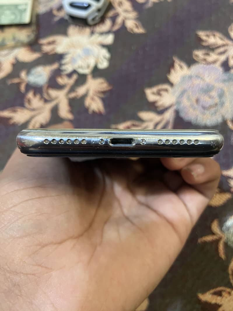 Apple iPhone X 4