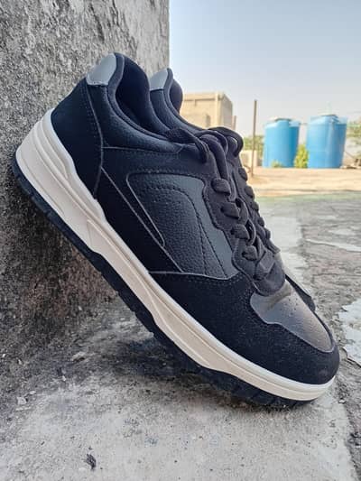 Brand New Black and white sneaker (Brand: Servis, Number: 42)