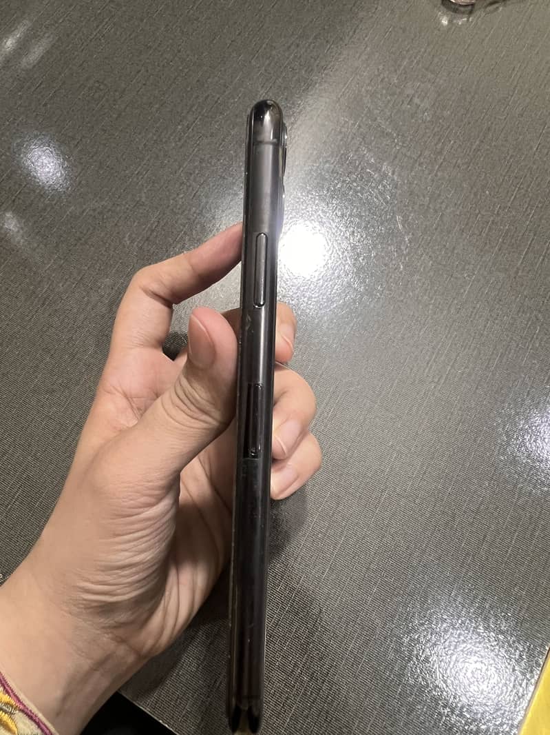 Apple iPhone 11 Pro Max 4