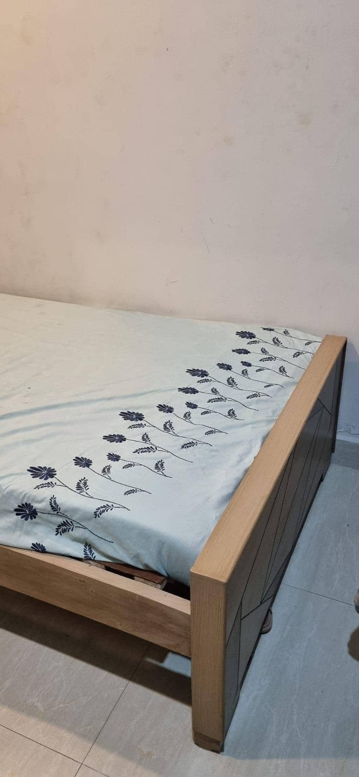 single bed without mattress 1