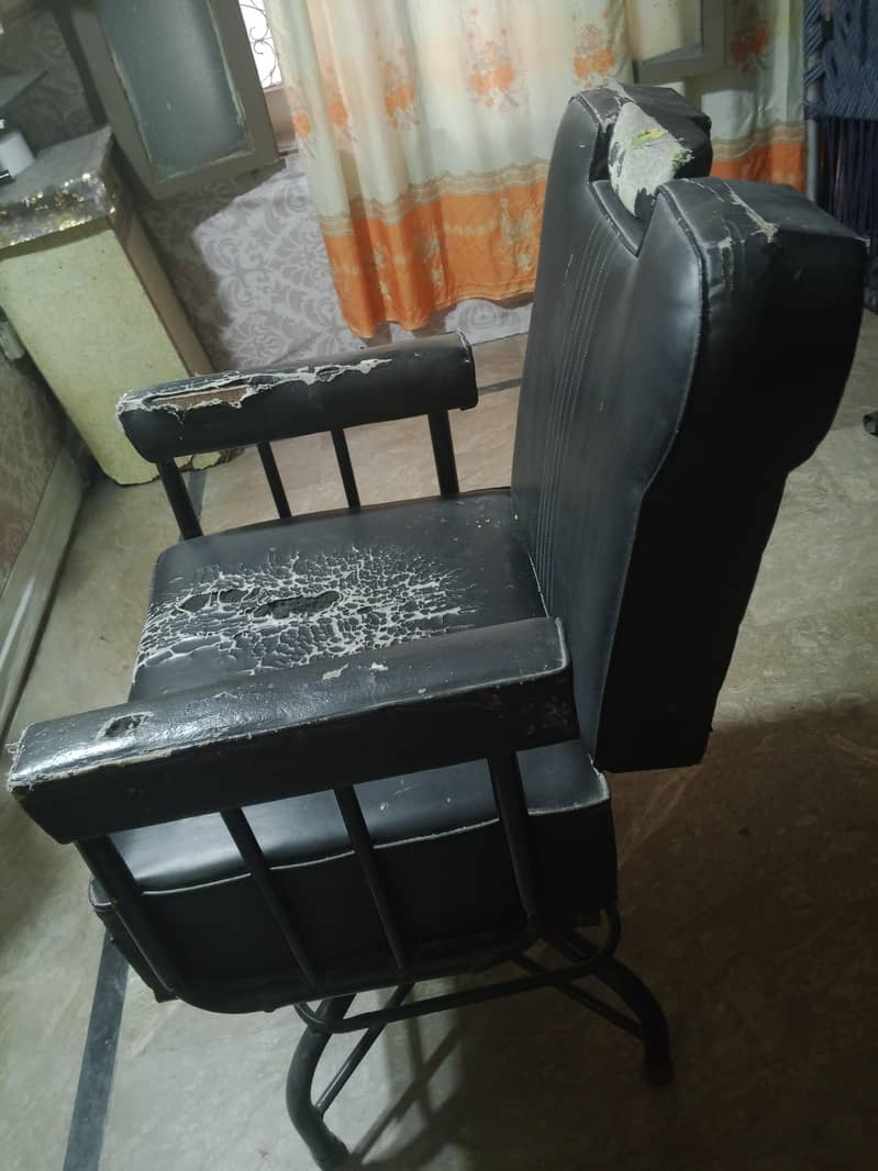 2 saloon chair 0