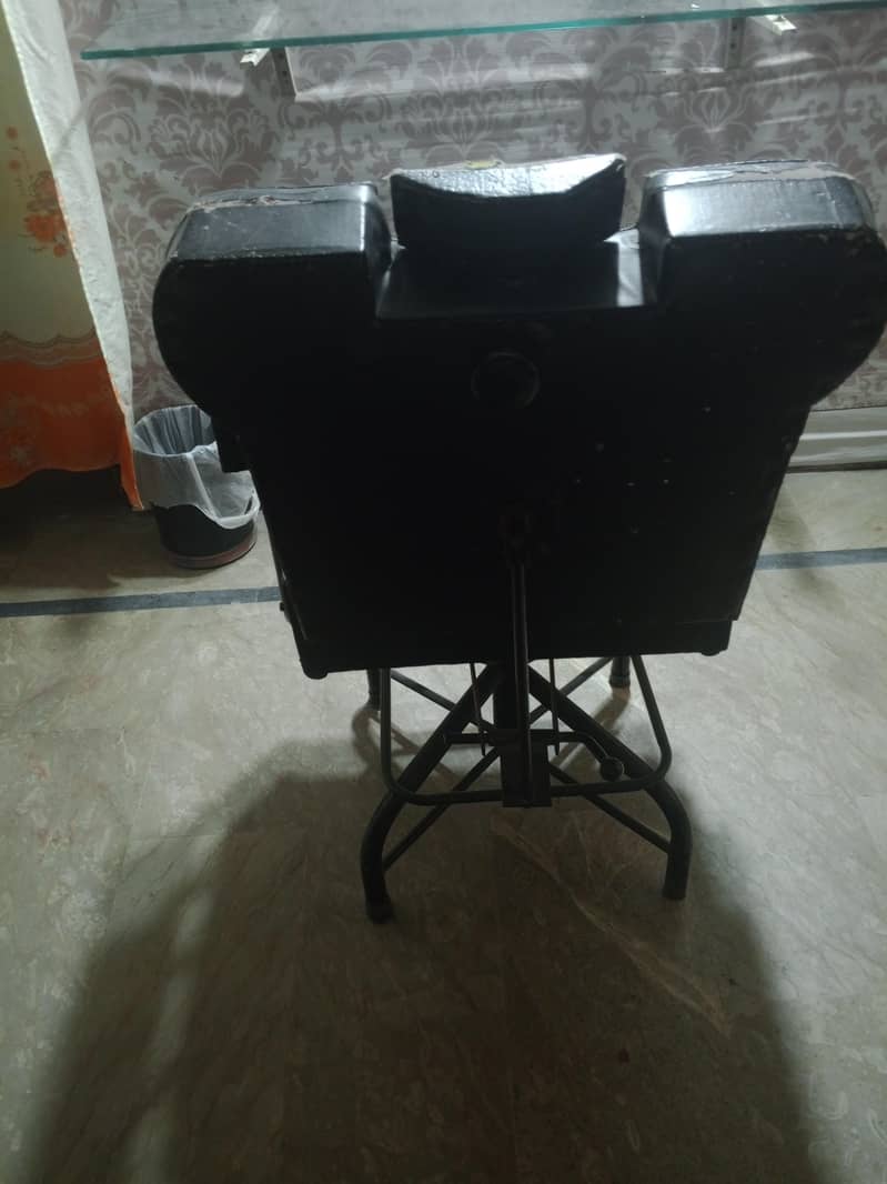 2 saloon chair 2