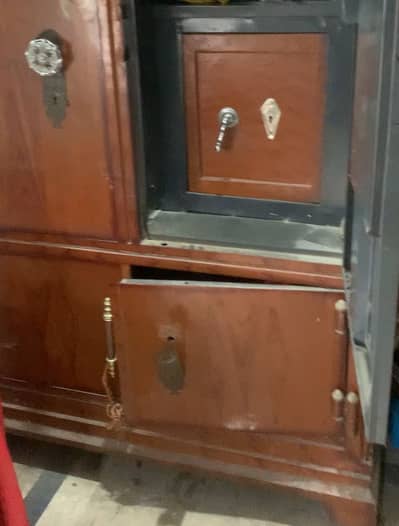 iron(Loha) Almari Note:  fazool offers pass hi rkhna plz