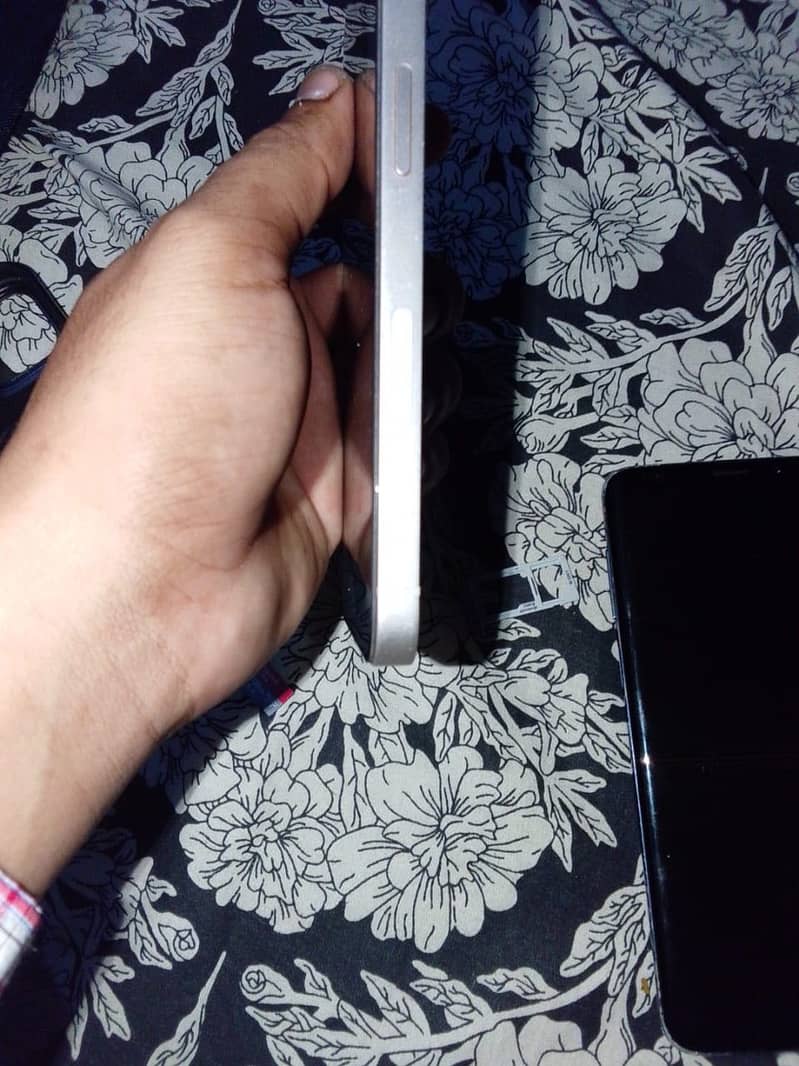 Apple iPhone 13 2