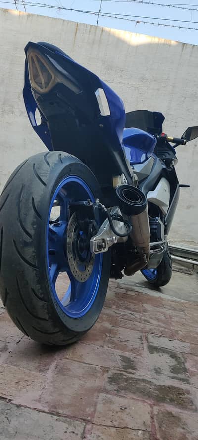 YAMAHA R1M