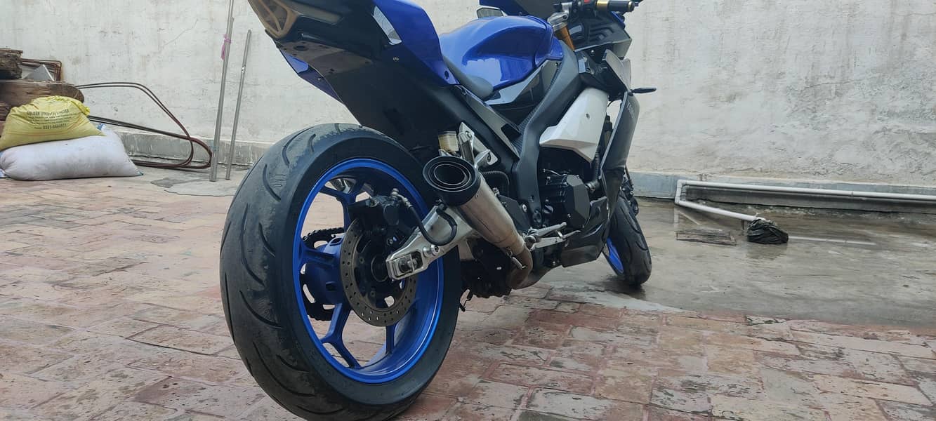 YAMAHA R1M 1