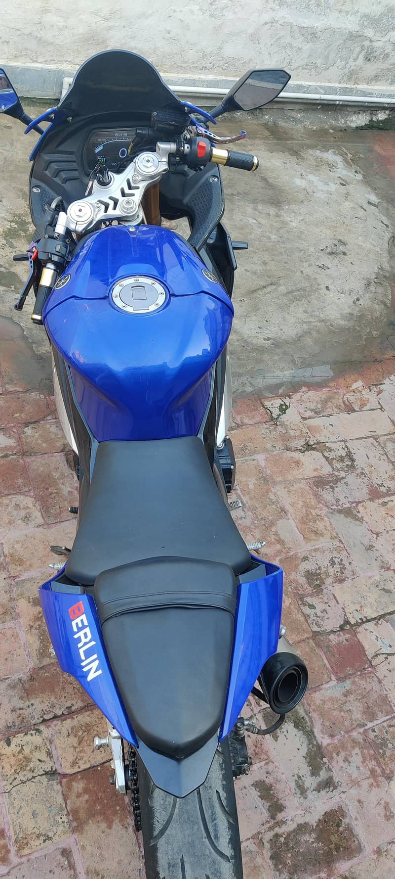 YAMAHA R1M 8