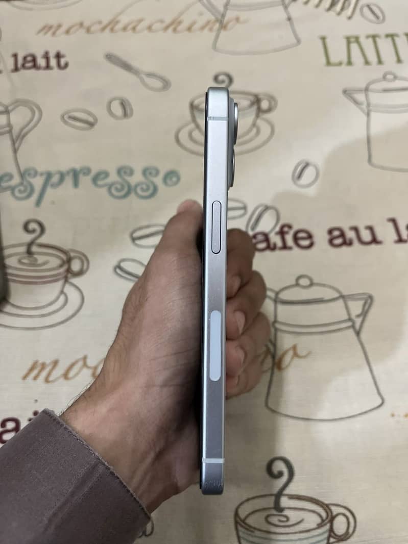 Apple iPhone 15 4