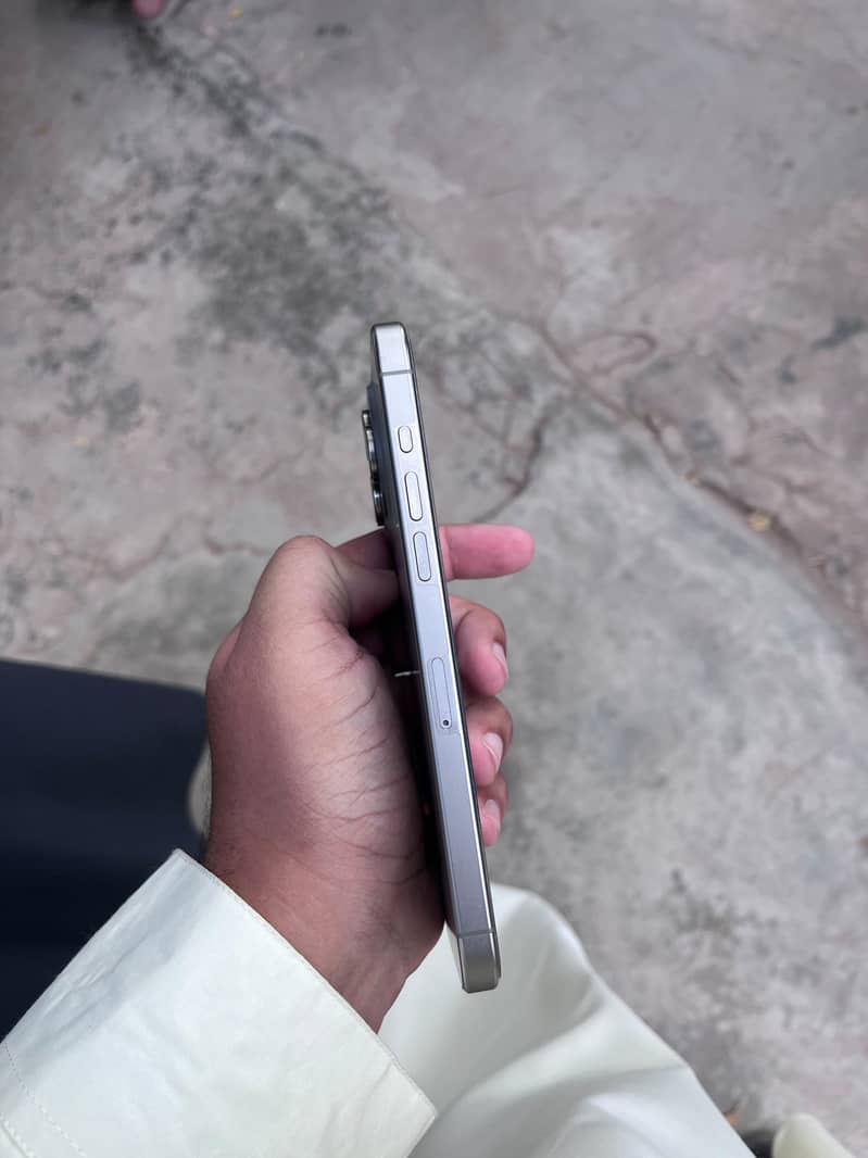 Apple iPhone 15 Pro Max 3