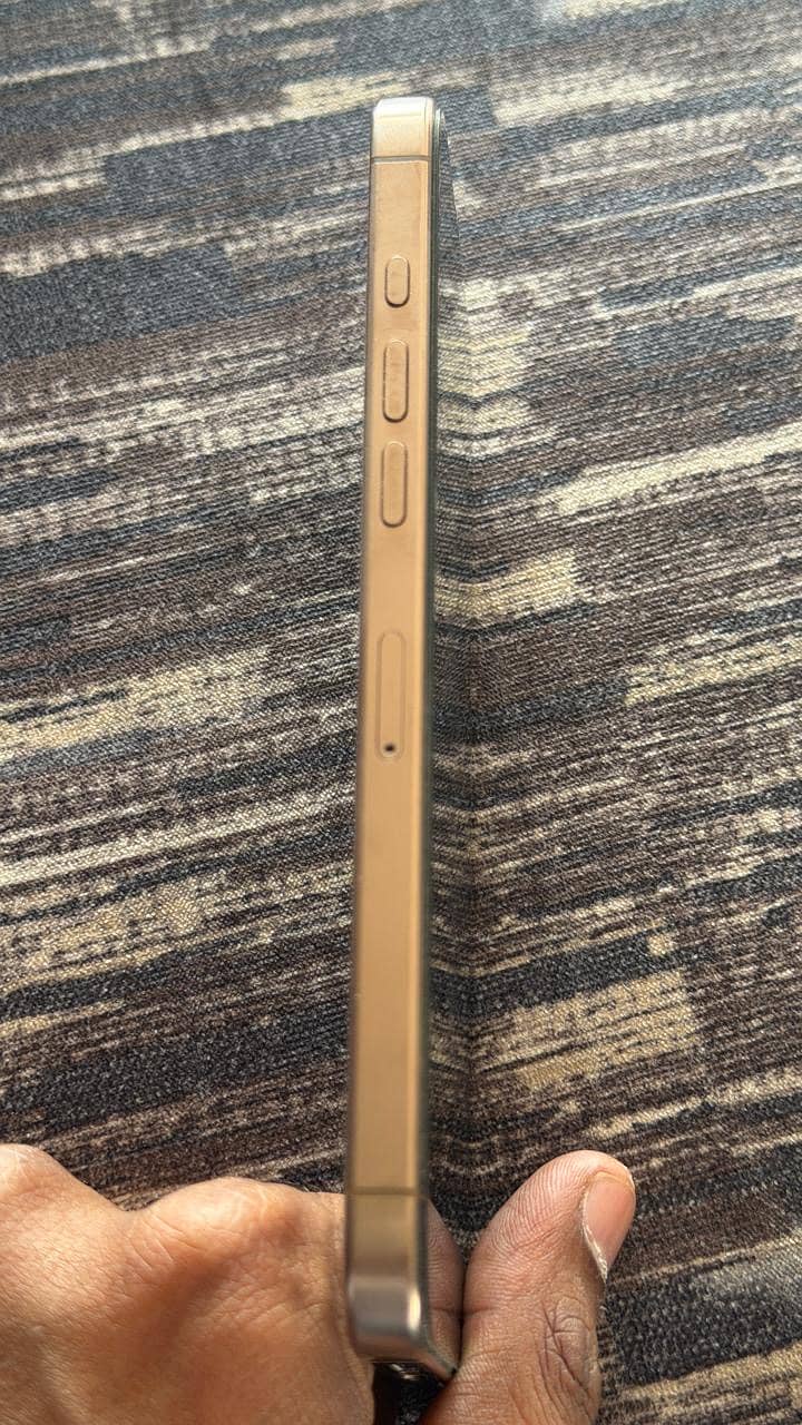 Apple iPhone 16 Pro Max 1